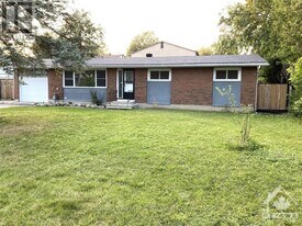 33 Wallford Way in Ottawa, ON - Building Photo