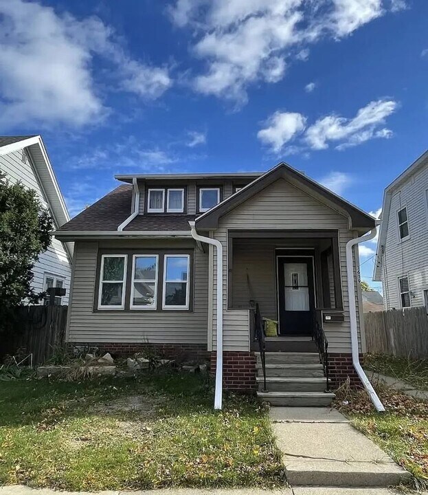 1617 Grange Ave in Racine, WI - Building Photo