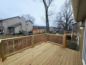 7301 W 55th Pl in Overland Park, KS - Foto de edificio - Building Photo