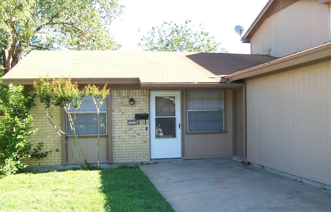 1023 Pleasant Valley Ln in Arlington, TX - Building Photo