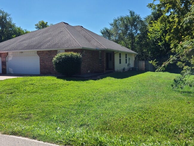 604 W Hines St in Republic, MO - Building Photo - Building Photo