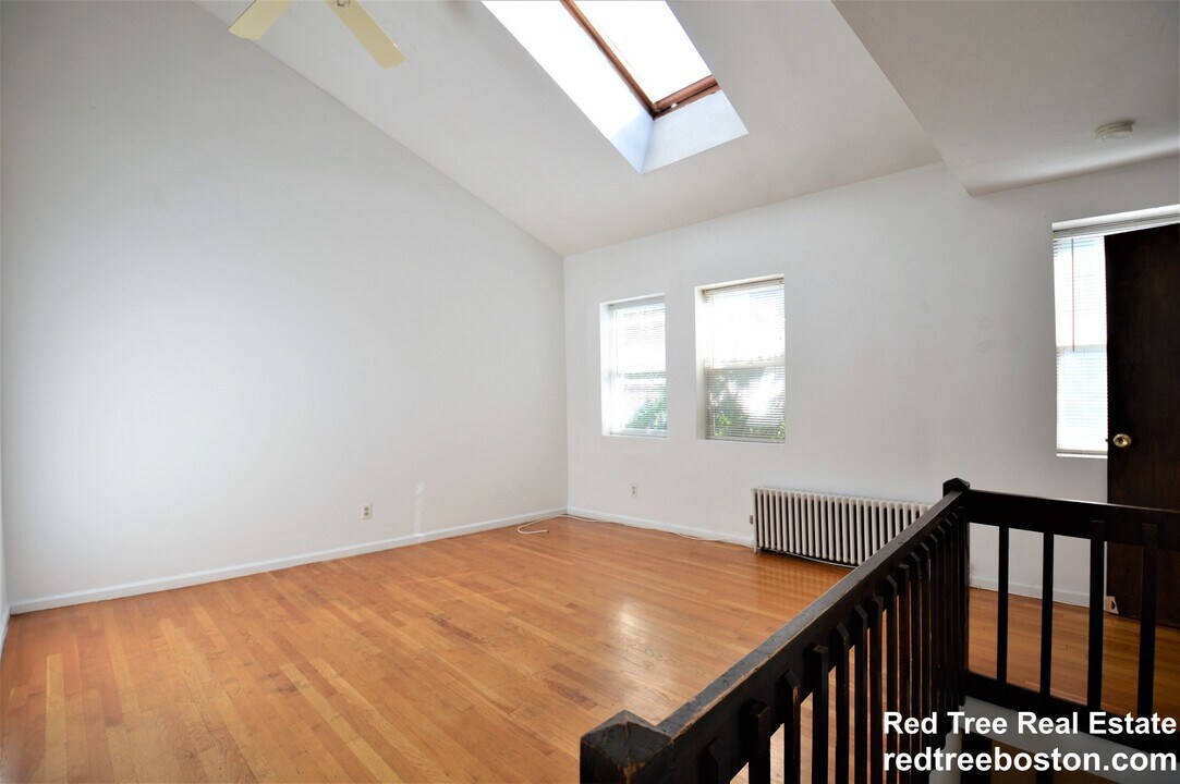 10 Shepard St, Unit 10 in Boston, MA - Building Photo