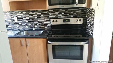 1340 Lincoln Rd-Unit -400 in Miami Beach, FL - Building Photo - Building Photo