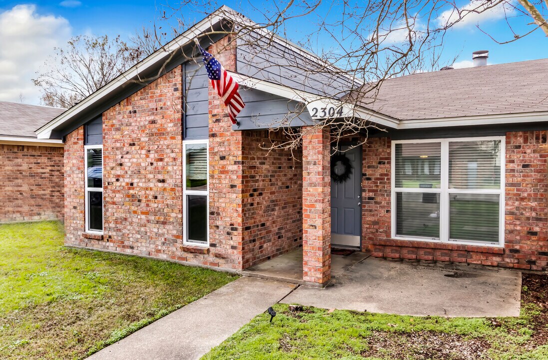 2304 West Creek in College Station, TX - Building Photo