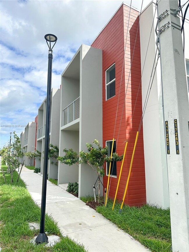 323 Foster Rd in Hallandale Beach, FL - Building Photo - Building Photo