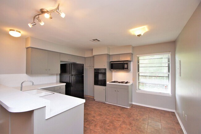 3202 Barton View Dr in Austin, TX - Foto de edificio - Building Photo