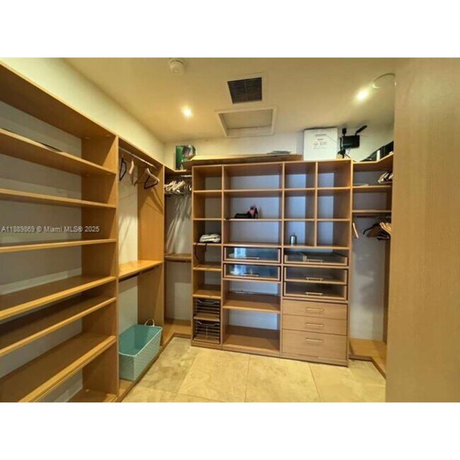 6015 Pine Tree Dr in Miami, FL - Foto de edificio - Building Photo