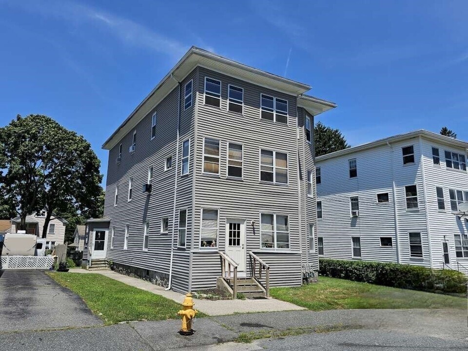20 Kosta St in Worcester, MA - Building Photo