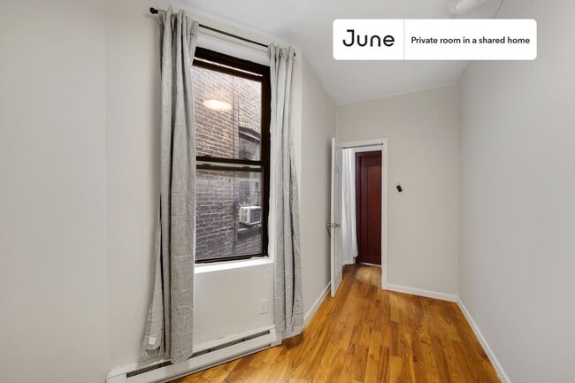 Private bedroom in 3 bed/1 bath Home in New York, NY - Building Photo - Building Photo