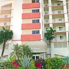 Les Pelicans in Sunny Isles Beach, FL - Building Photo - Building Photo