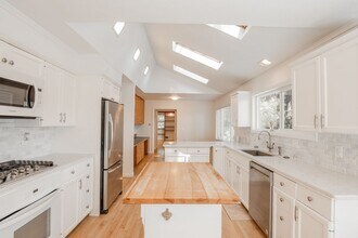 3801 SW Hamilton St in Portland, OR - Building Photo - Building Photo