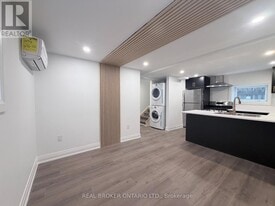 184 Ottawa St S in Hamilton, ON - Building Photo