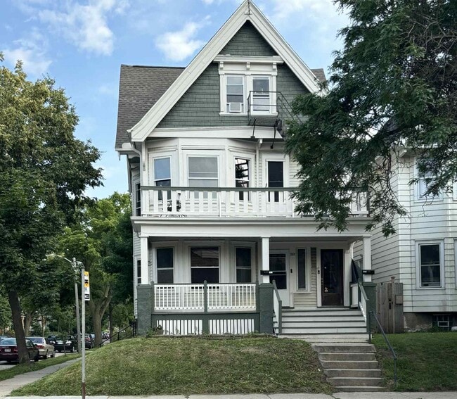 633 E Burleigh St, Unit 2 in Milwaukee, WI - Building Photo - Building Photo