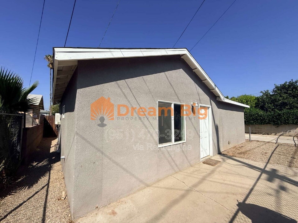 1982 Blenheim St in Riverside, CA - Building Photo