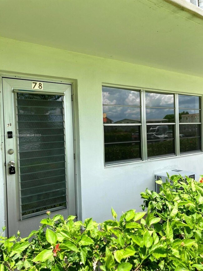 78 Camden D in West Palm Beach, FL - Building Photo - Building Photo