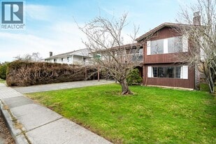 8411 Rideau Dr in Richmond, BC - Building Photo