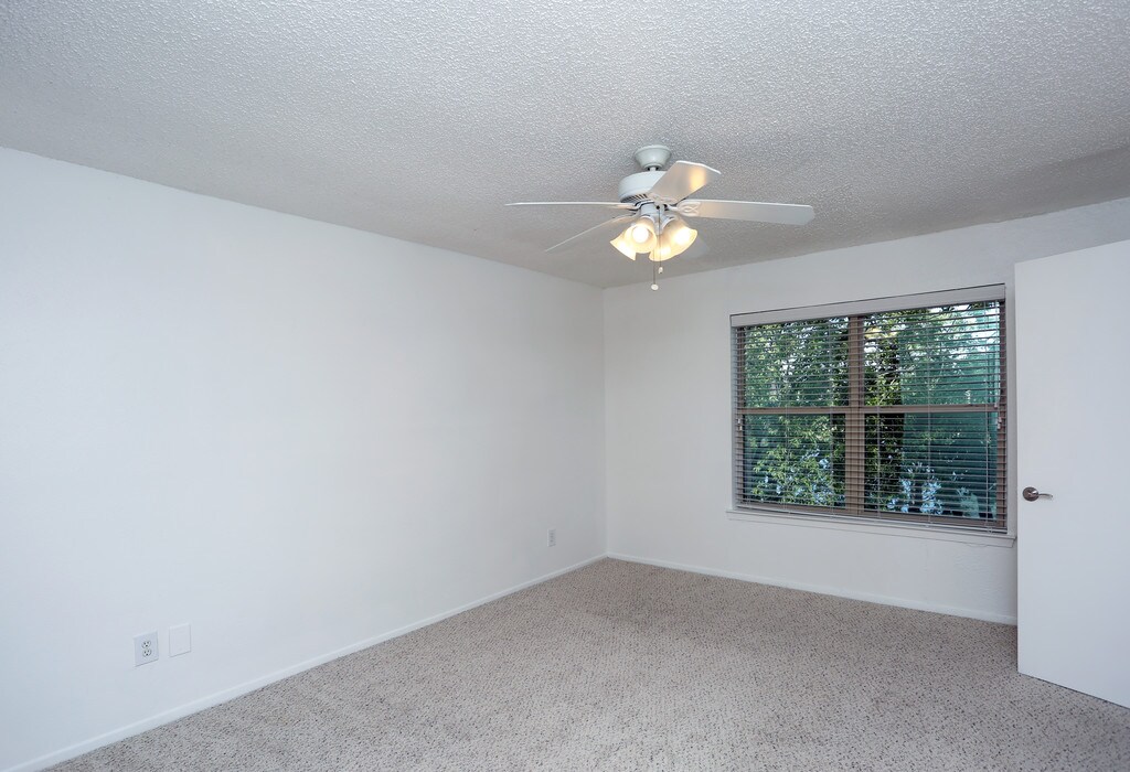 Lakehill Townhomes Carrollton, TX Apartments