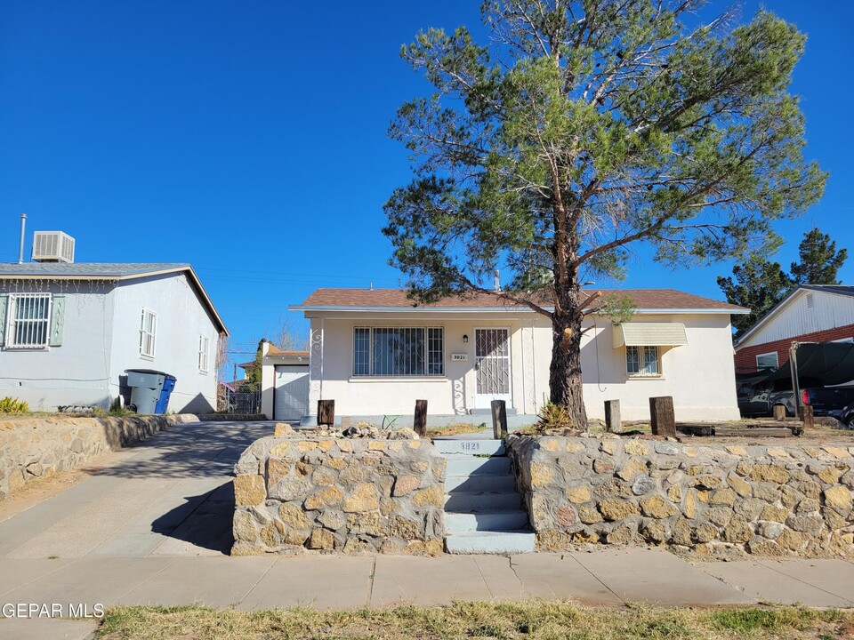 3821 Porter Ave in El Paso, TX - Building Photo