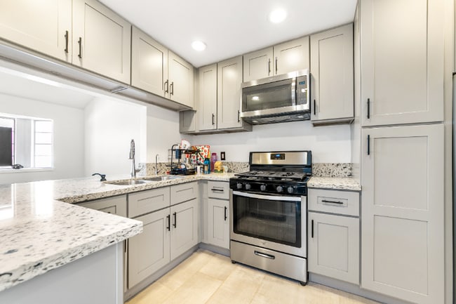 property at 816 N Inglewood Ave