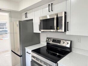 890 SW 28th St in Fort Lauderdale, FL - Building Photo - Building Photo