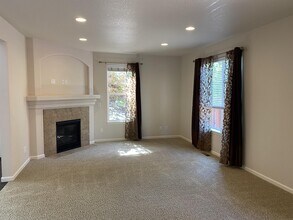3395 SE Meadowview Way in Hillsboro, OR - Building Photo - Building Photo