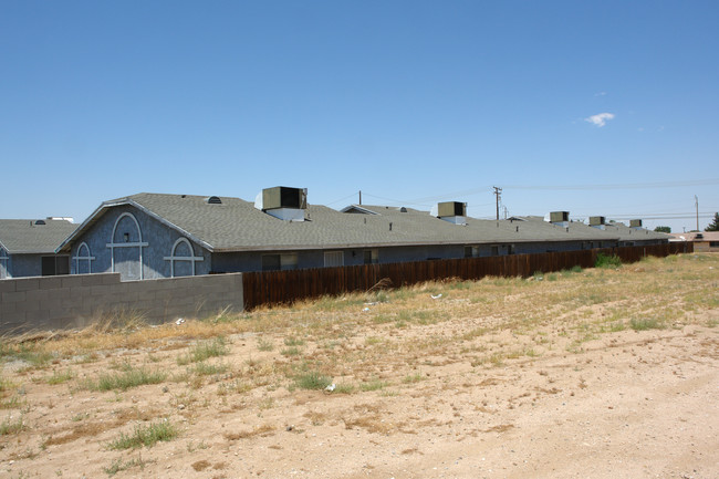 16230 Sequoia Ave in Hesperia, CA - Foto de edificio - Building Photo