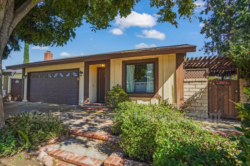 25802 Quilla Rd in Santa Clarita, CA - Building Photo