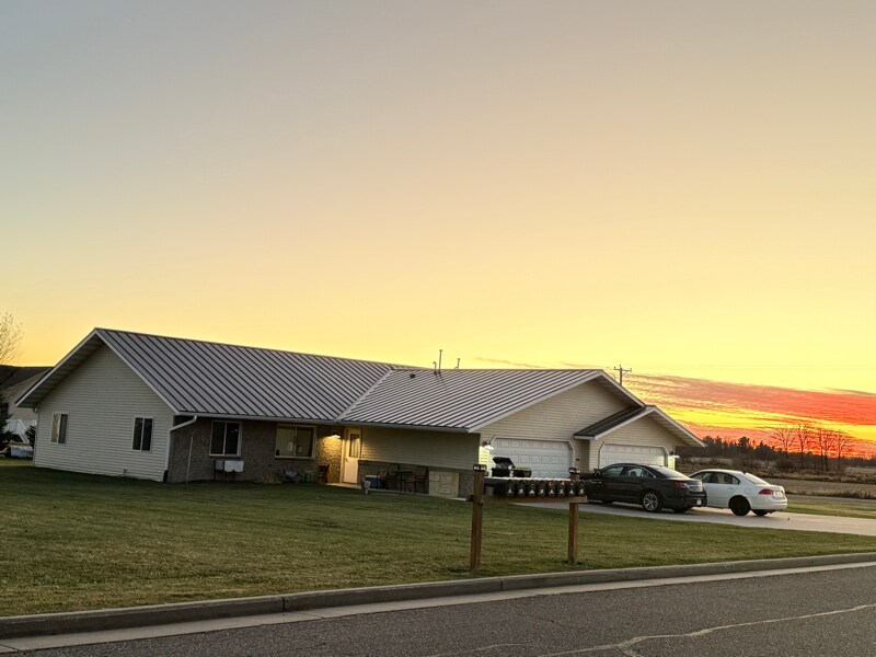 503 W Prospect St in Thorp, WI - Foto de edificio