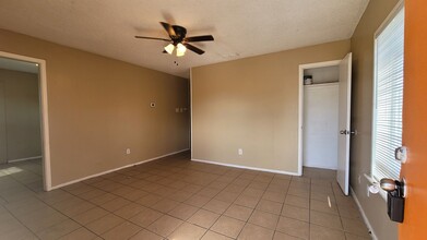 911 E 37th St in Lubbock, TX - Building Photo - Building Photo