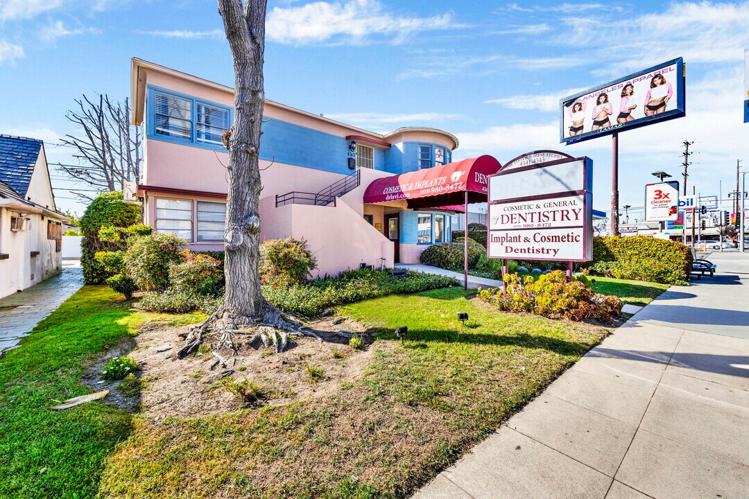 4343 Laurel Canyon Blvd in Studio City, CA - Foto de edificio
