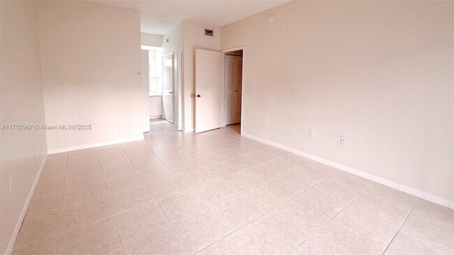 6928 SW 39th St in Davie, FL - Building Photo - Building Photo