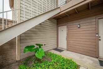 8541 Sands Point Dr in Houston, TX - Foto de edificio - Building Photo