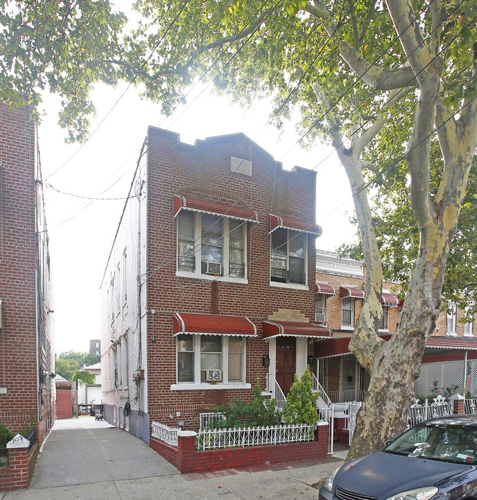 701 Logan St in Brooklyn, NY - Building Photo