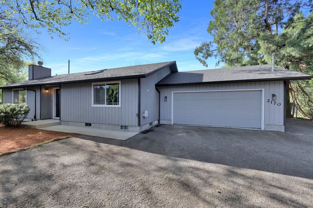 2170 Crescent Ave in Eugene, OR - Building Photo