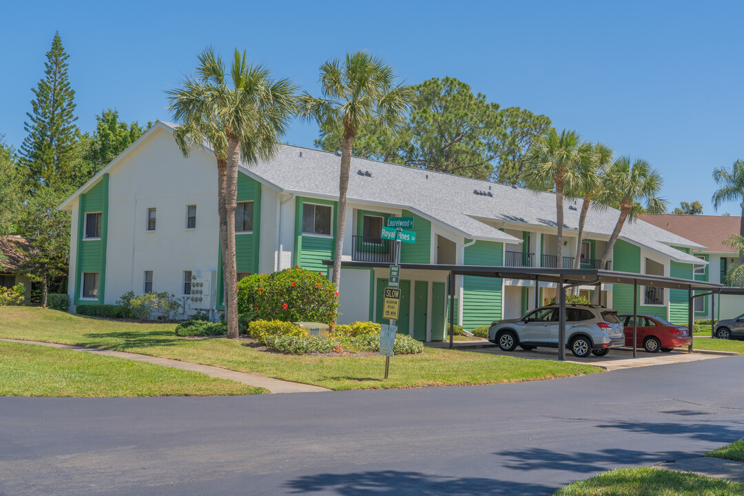 Village on the Green in Clearwater, FL - Building Photo