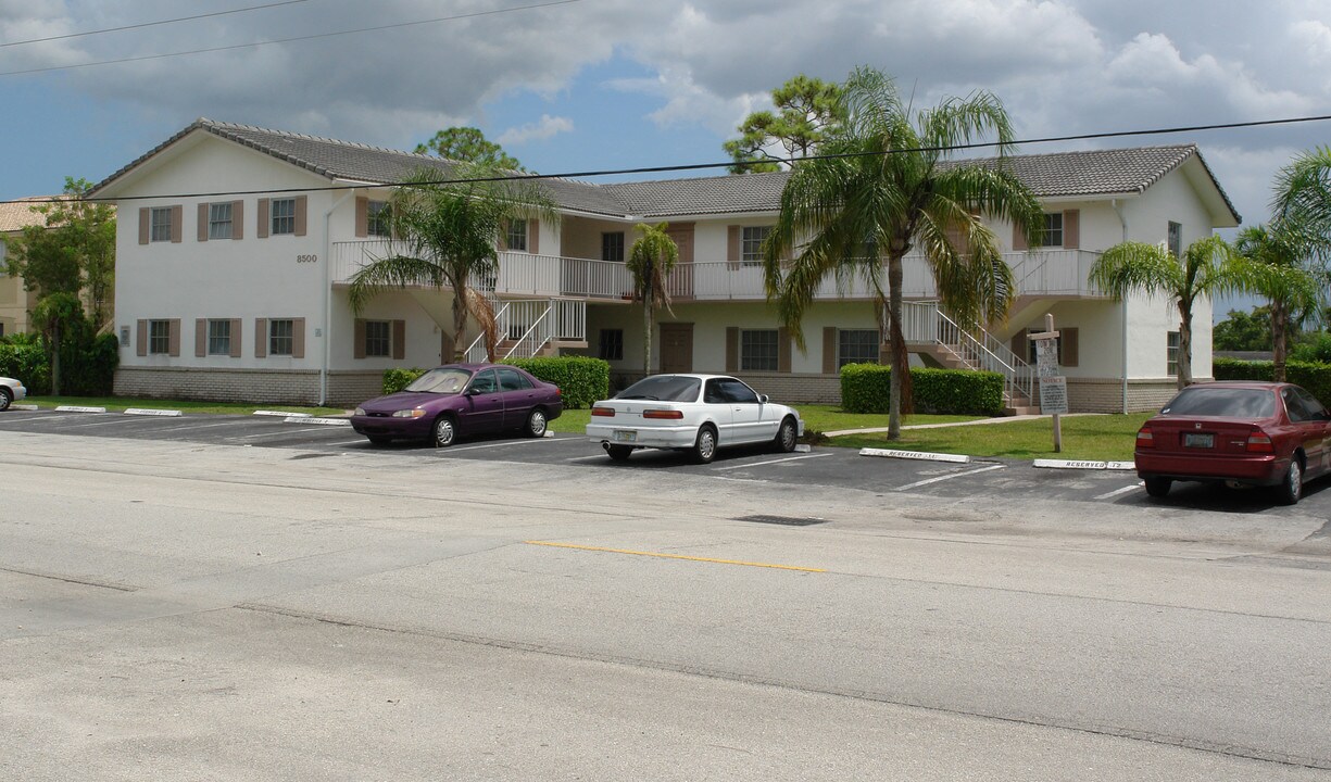 8500 NW 40th St in Coral Springs, FL - Foto de edificio