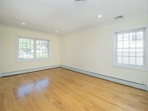 30 Edgewood Rd in Port Washington, NY - Building Photo - Building Photo