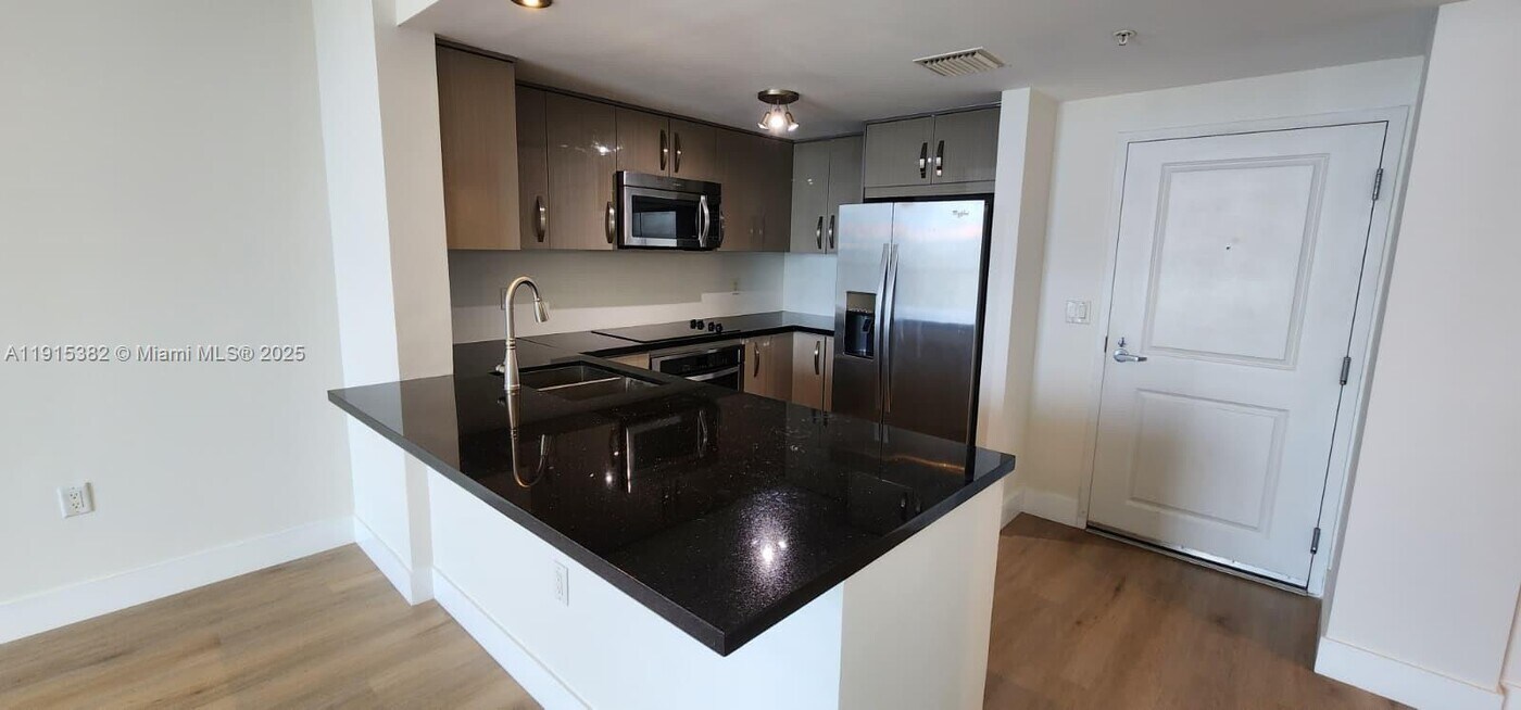 1250 S Miami Ave, Unit 1911 in Miami, FL - Building Photo