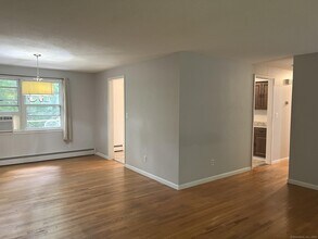 151 Fans Rock Rd in Hamden, CT - Foto de edificio - Building Photo