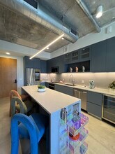 72 NW 25th St, Unit 250 in Miami, FL - Foto de edificio - Building Photo