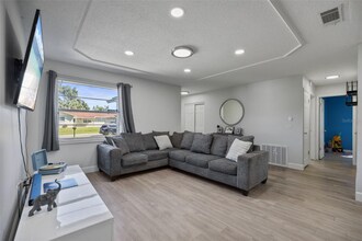 114 Inwood Cir in Brandon, FL - Building Photo - Building Photo