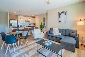 777 E Stella Ln in Phoenix, AZ - Foto de edificio - Building Photo