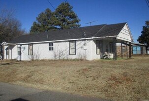 330 S Dawson St in Meeker, OK - Building Photo