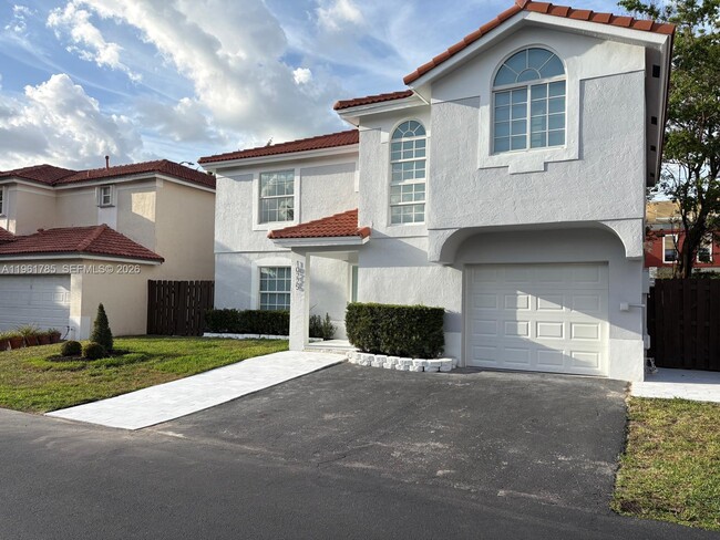 10225 NW 57th Terrace in Doral, FL - Building Photo - Building Photo
