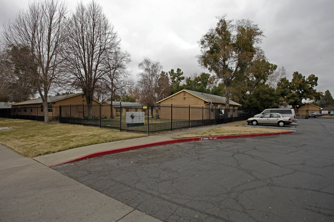 Summerfield Plaza in Sacramento, CA - Building Photo