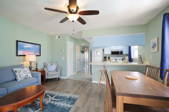 608 Carolina Beach Ave S in Carolina Beach, NC - Foto de edificio - Building Photo