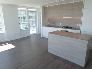 908 Quayside Dr in New Westminster, BC - Building Photo - Building Photo