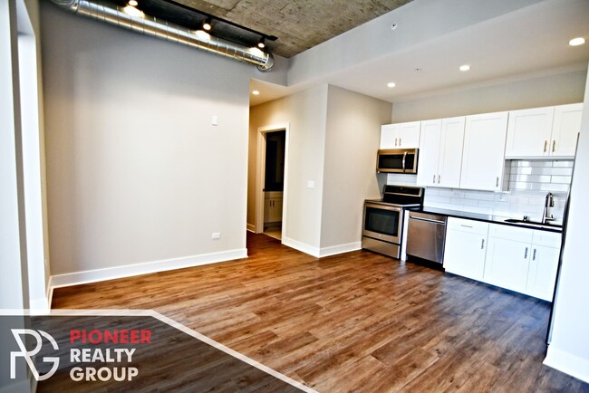 3832 N Broadway St, Unit #3833-418 in Chicago, IL - Building Photo - Building Photo