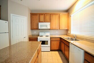 6632 N Jade Jaguar St in North Las Vegas, NV - Foto de edificio - Building Photo