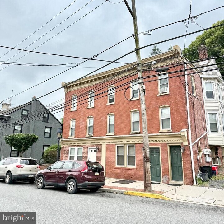 30 N Main St in Spring City, PA - Building Photo